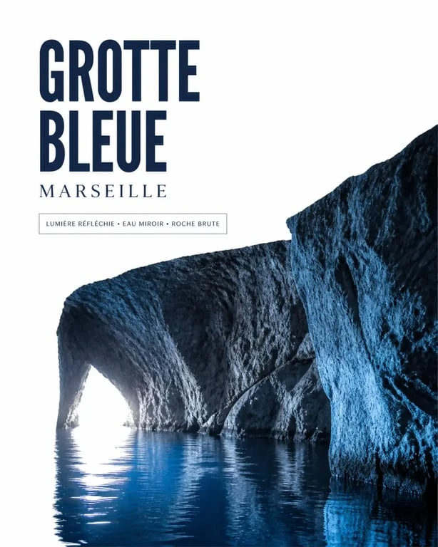 Intérieur de la grotte bleue Marseille avec reflet bleu de la lumière sur l’eau