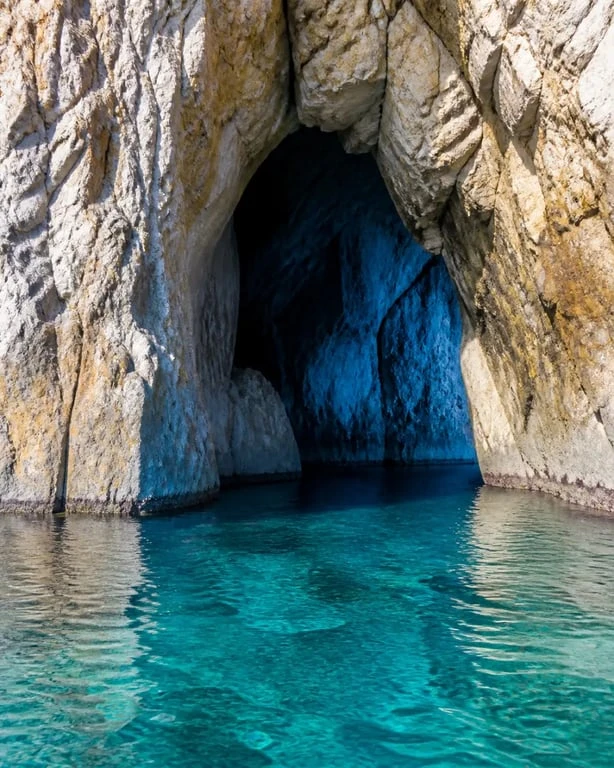 Grotte bleue Marseille vue depuis la mer avec lumière bleutée dans la cavité