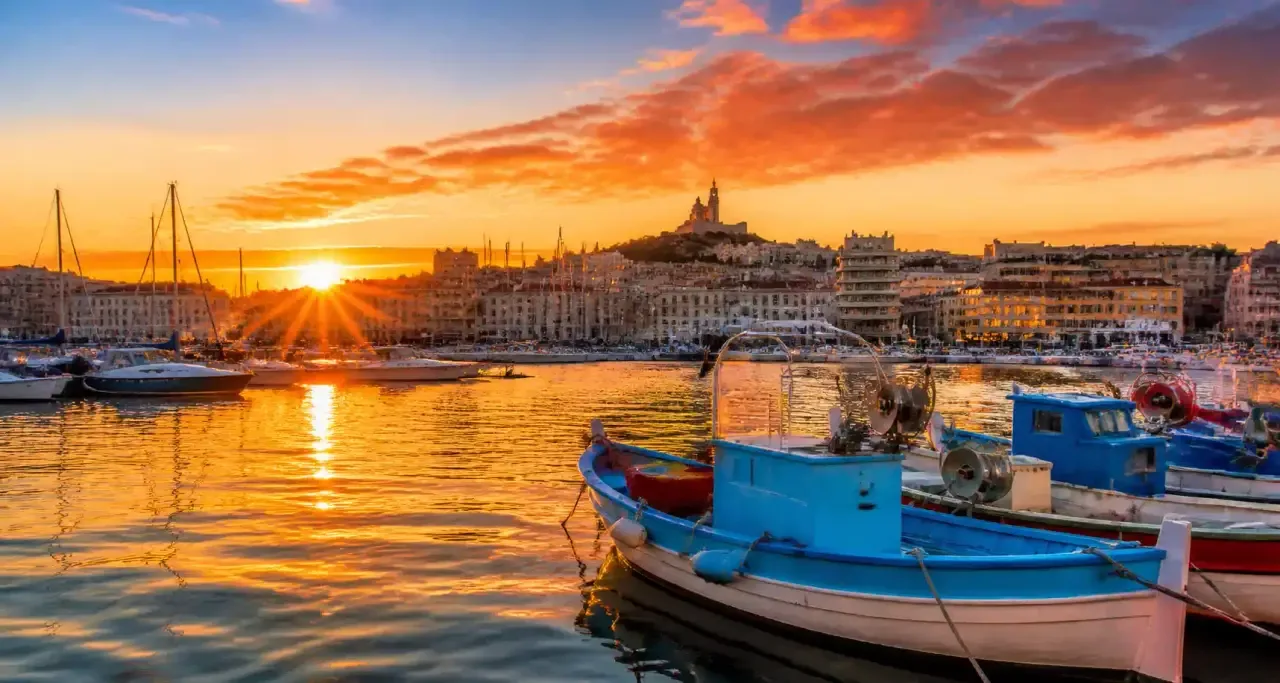 Coucher de soleil sur le Vieux-Port de Marseille