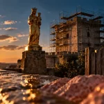 La réplique de la Bonne Mère a quitté la tour du Roi René